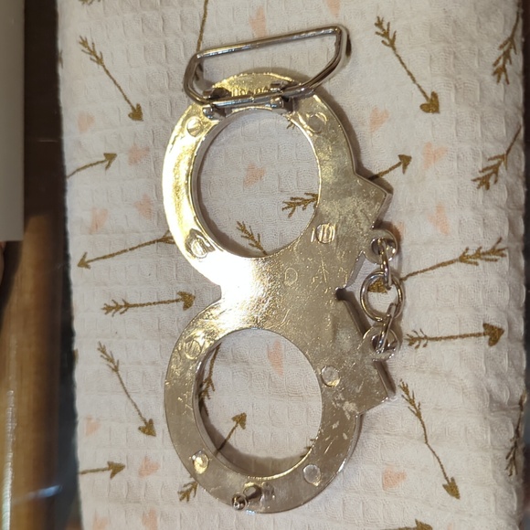 Metal Handcuff Belt Buckle - Picture 2 of 2